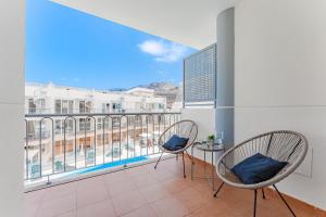 een balkon met twee stoelen en een tafel met uitzicht bij Poseidon 9 - 1 bedroom apartment in Puerto de Santiago