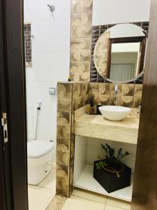 Pousada Vale Canastra في ساو جواو باتيستا دو غلوريا: حمام مع حوض ومرحاض ومرآة