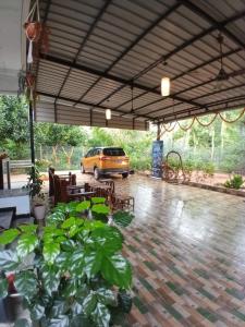 黎明之村La Goodwill Garden Luxury -pondicherry的停车场里停着一辆黄色汽车。