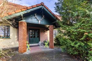 a house with a green door and a tree at Ferienwohnung Für Monteure in Beutel