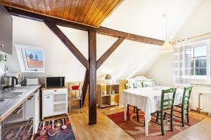 a kitchen and dining room with a table and chairs at Ferienwohnung Für Monteure in Beutel