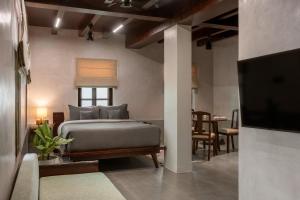 Кровать или кровати в номере Delhi House