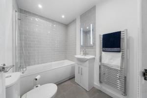 Koupelna v ubytování Bibbys + 12 fotografií