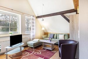 a living room with a couch and a tv at Ferienwohnung Für Monteure in Beutel