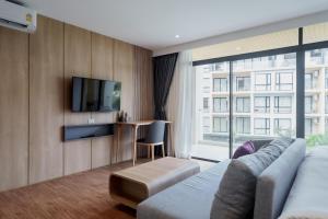 Studio 1525 at Wyndham Garden • Naiton Beach في ناي ثون بيتش: غرفة معيشة مع أريكة وتلفزيون