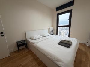 スコピエにあるPanoramic Penthouse Apt in Diamond of Skopjeの窓のある大きな白いベッドのある寝室