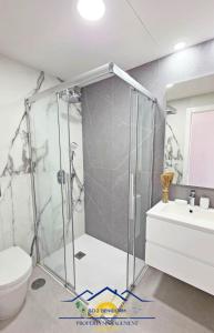 een badkamer met een douche, een toilet en een wastafel bij Nini Sunset Sailor Luxury Apartment in Benidorm