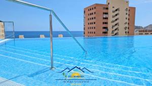 een groot zwembad op het dak van een gebouw bij Nini Sunset Sailor Luxury Apartment in Benidorm