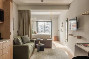 uma sala de estar com uma cama e um sofá num quarto em Wilde Aparthotels Lisbon Liberdade em Lisboa