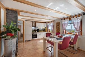 Kuchyň nebo kuchyňský kout v ubytování Ferienwohnung Steinbühlschlössle