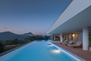 eine Villa mit Swimmingpool bei Nacht in der Unterkunft LOSTVILLA·Green Gable(Anji) in Anji