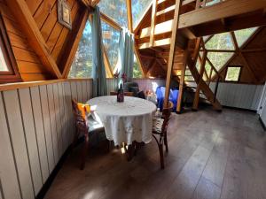 una sala da pranzo con tavolo e sedie in una cabina di Domo Algarrobo 2 ad Algarrobo