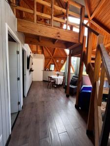 una grande camera con soffitto in legno e tavolo di Domo Algarrobo 2 ad Algarrobo