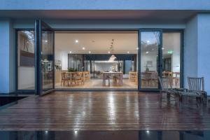 ein Zimmer mit Tisch und Stühlen und ein Esszimmer in der Unterkunft LOSTVILLA·Green Gable(Anji) in Anji