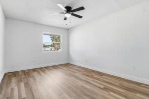 un soggiorno vuoto con ventilatore a soffitto di Elegant Auburndale Rooms Near the Speedway & Lake Myrtle ad Auburndale