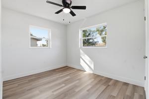 un soggiorno vuoto con ventilatore a soffitto di Elegant Auburndale Rooms Near the Speedway & Lake Myrtle ad Auburndale Altre 9 foto