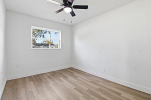 un soggiorno vuoto con ventilatore a soffitto di Elegant Auburndale Rooms Near the Speedway & Lake Myrtle ad Auburndale