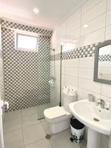 un baño con inodoro y lavabo en Hotel Santa Paola, en Sarandë