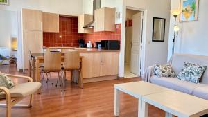 Una cocina o cocineta en ApartHotel Riviera - Liberte 1 - Grimaldi Promenade des Anglais 5mn - Supérieur 2 chambres AC - Emplacement Exceptionnel 7 fotos más