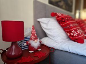 斯维诺乌伊希切Apartament TRZY POMOSTY Villa Mistral的床边桌子上放着两顶圣诞老人帽。