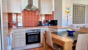 Una cocina o cocineta en ApartHotel Riviera - Liberte 1 - Grimaldi Promenade des Anglais 5mn - Supérieur 2 chambres AC - Emplacement Exceptionnel