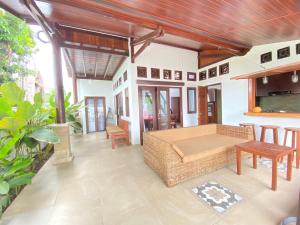 a living room with a couch and a table at Villa Strelitzia in Jasri