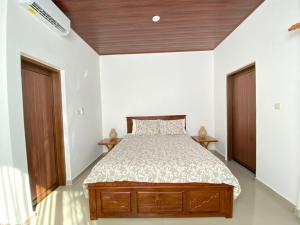 JasriVilla Strelitzia的带床和木质天花板的卧室