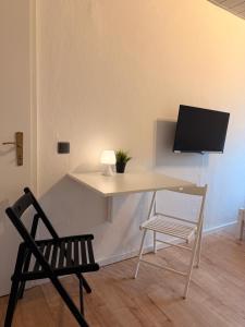 Μια τηλεόραση ή/και κέντρο ψυχαγωγίας στο Mikro Apartment Großenhain