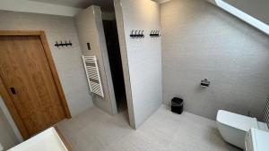 Ένα μπάνιο στο Hotel Brick House Apartments +61 φωτογραφίες