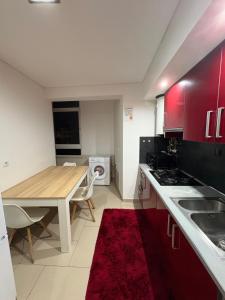 Η κουζίνα ή μικρή κουζίνα στο Quarto Relaxante e Agradável +17 φωτογραφίες