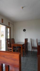 una sala da pranzo con tavolo e sedie in legno di BROMO B&B a Bromo
