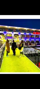 een groep mensen die 's nachts over een cruiseschip loopt bij desert Pyramids view inn in Caïro