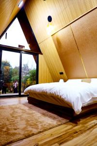 En eller flere senge i et værelse på KV Ventures Farm and Cottages