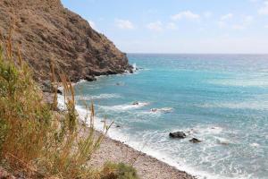 ein Blick auf das Meer von einer Klippe in der Unterkunft Apartalux Clara Campoamor in Carboneras