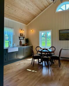 Fotografie z fotogalerie ubytování Historic Croft With Views Over Lake Mjøsa v destinaci Ottestad