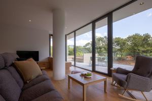 ein Wohnzimmer mit einer Couch und zwei Stühlen und einem Tisch in der Unterkunft LOSTVILLA·Green Gable(Anji) in Anji