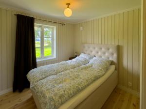 Postel nebo postele na pokoji v ubytování Historic Croft With Views Over Lake Mjøsa