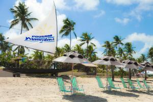 - un groupe de chaises longues et de parasols sur une plage dans l'établissement Pousada Maracabana Spa, à Porto de Galinhas