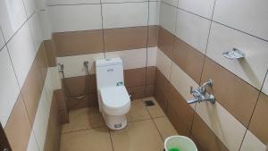 mała łazienka z toaletą i umywalką w obiekcie Homey Residency vythiri wayanad w mieście Vythiri