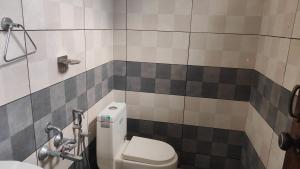łazienka z toaletą i umywalką w obiekcie Homey Residency vythiri wayanad w mieście Vythiri +14 zdjęć