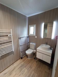 a bathroom with a toilet and a sink at Studnature in Dunes