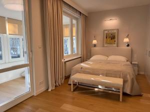 a bedroom with a large bed and two windows at Sanhaus Apartments - Apartament ROYAL - 3 minuty od plaży i deptaka in Sopot +11 photos
