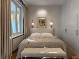 a bedroom with a large bed and a window at Sanhaus Apartments - Apartament ROYAL - 3 minuty od plaży i deptaka in Sopot