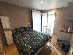a small bedroom with a bed and a window at Studnature in Dunes