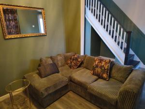 伯明翰Parkdale-Ideal for Birmingham Airport, International Train Station-Resorts World, NEC ,JLR & HS2 sites的带沙发和镜子的客厅