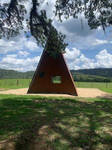 Balsa NovaにあるChalé do Cerro Fazenda Cerro do Purunaの木の下の野原に置かれた小さなテント