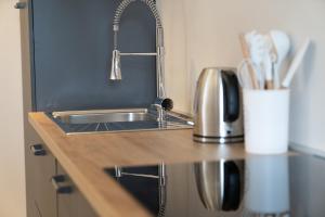 デセンツァーノ・デル・ガルダにあるResidence Il Giglioのキッチン(シンク付きキッチンカウンター付) +55枚の写真