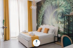 una camera da letto con un letto con un grande dipinto sul muro di Palazzo Chiatamone a Napoli