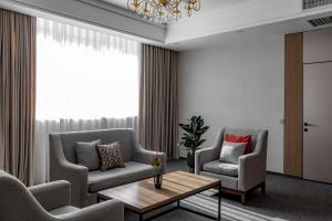 阿拉木图Mountain View Residence Hotel的客厅配有两把椅子和一张茶几