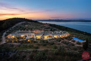 una vista aérea de un edificio en una colina con un lago en Villa Nai 3.3, en Žman